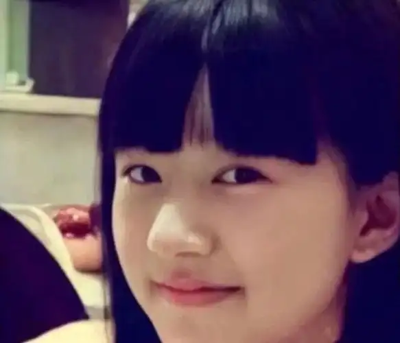 赵露思现在的照片和中学时期的照片几乎一模一样,无美颜无滤镜的她