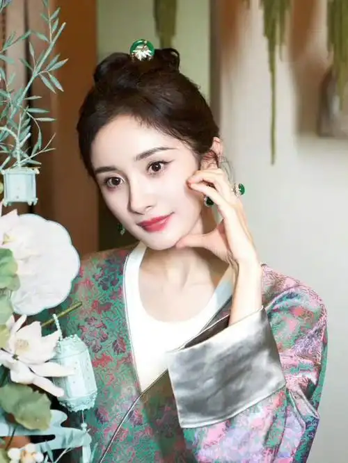 杨幂戴翡翠被笑上了年纪转型的作品还没来造型先出圈