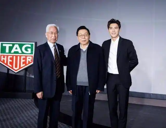 李易峰baby同台亮相,俏皮热聊灿笑如花,与科学家合影!