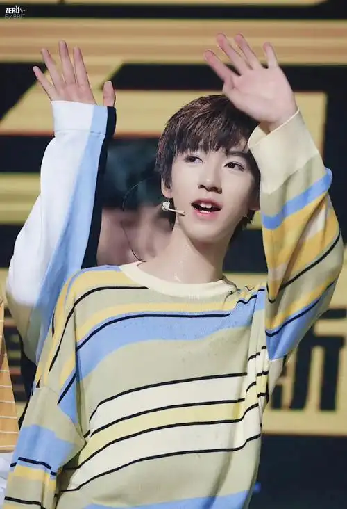 贺峻霖是偶像也是一个普通在校的大学生!