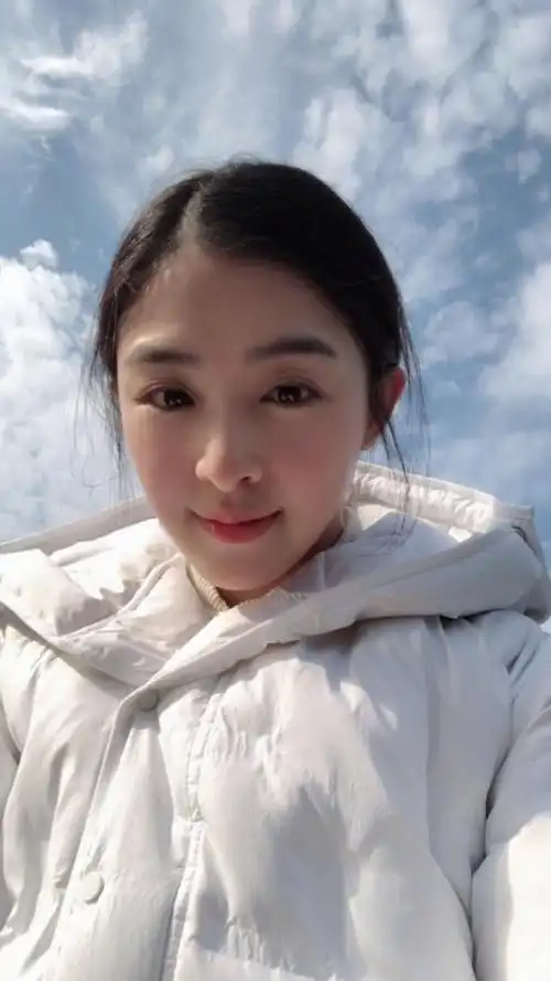 张含韵晒照庆圣诞,化身"包拯"惊艳众人,不过却被网友吐槽体重