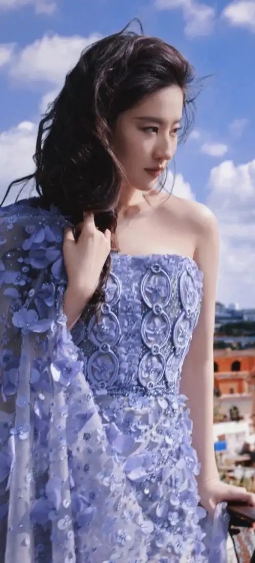 刘亦菲祖母绿高珠#  -#刘亦菲被单膝送花#  -壁纸/桌布/头像/背景