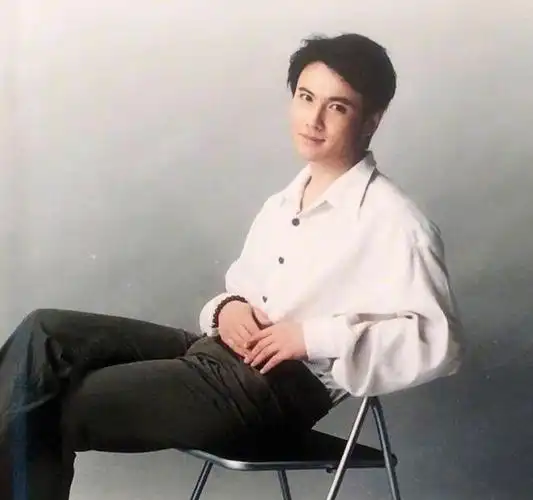 沈腾旧照白衬衣瓜子脸,14年前军艺校草颜值,网友:杀猪刀太锋利