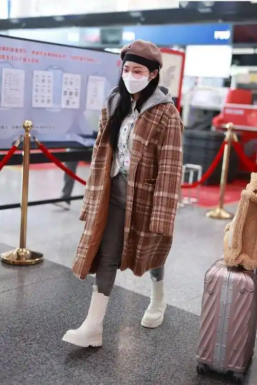 赖美云咖色格纹大衣搭印花衬衫 俏皮元气_紧身_牛仔裤_靴子