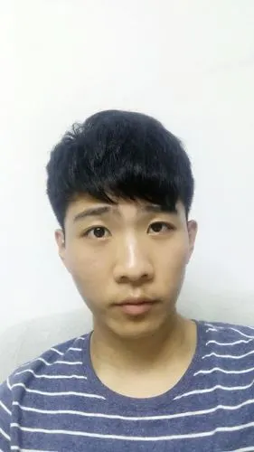 女生回答一下吧 评价这个男生的长相,谢谢啦