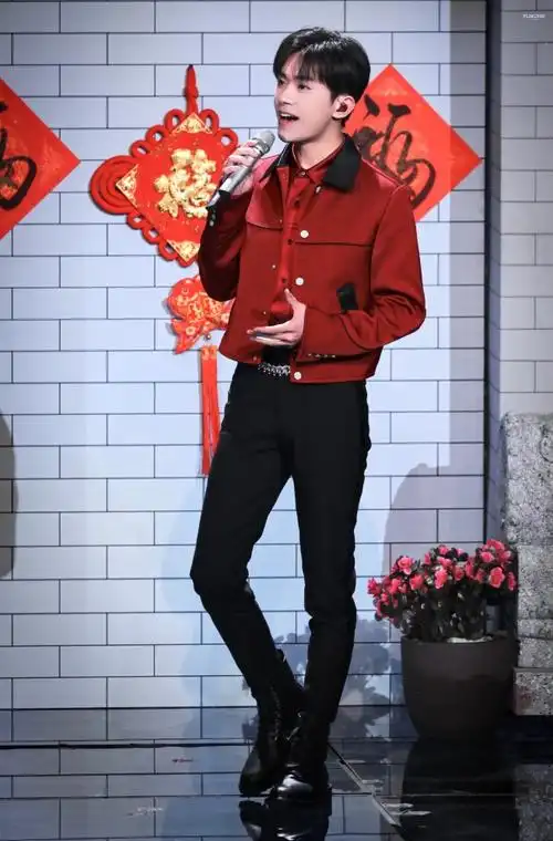 易烊千玺春晚造型玺子哥今天笑的太甜啦