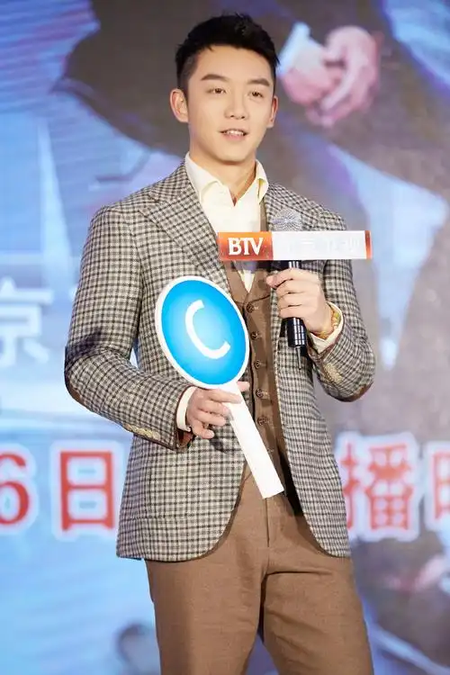 剧中,郑恺饰演贺言,年龄跨度十年,郑恺说:《好久不见》讲的是遗憾青春