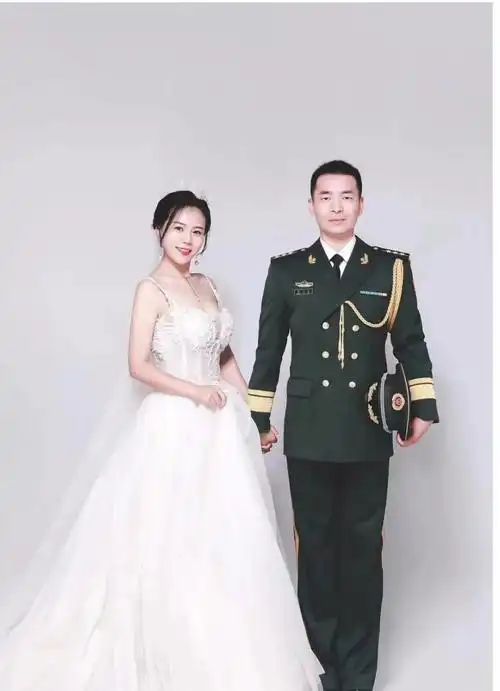 520专辑|绿军装白婚纱,爱与坚守同在_腾讯新闻