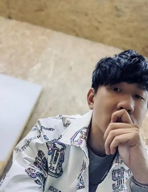 林俊杰久违晒动态,街拍造型休闲减龄,大牌围巾活力抢眼