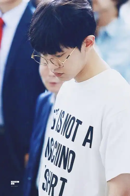 仁川机场嘟个小嘴好可爱23ampgtωamplt23眼镜少年朴灿烈