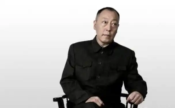 倪大红家在东北,爸妈都是话剧演员,他从小看着,就对表演艺术特别感