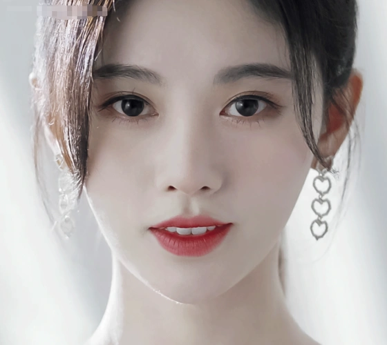 都说鞠婧祎是"人造美女",当镜头放大十倍怼脸拍,这效果太真实了