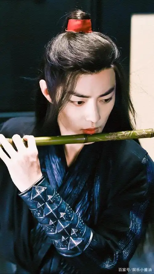 剧中吹笛子的场面也非常多,而且都非常帅气,前面小酱油也一一盘点了.