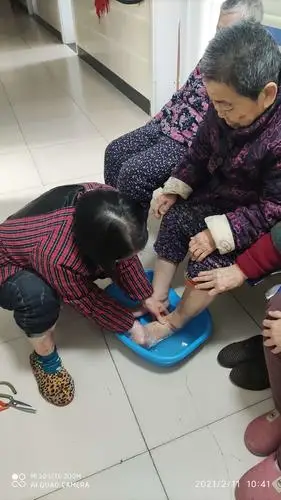 清洁老人个人卫生上午给老人泡脚修剪脚趾甲