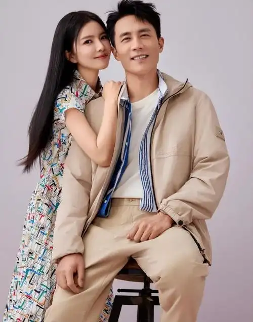 三月十三号,杜淳的老婆王灿,在自己的微博上晒出了自己十年前的一张