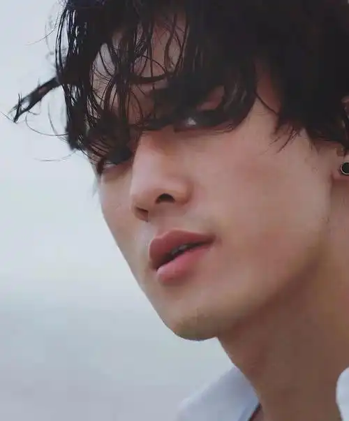 痞帅渣男侯雯元火了凌潇肃李现结合体肌肉型男靠身材出圈