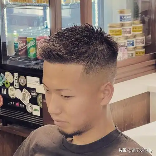 飞机头可以说是一种清爽又有造型感的男士发型,两侧头发和后区的头发