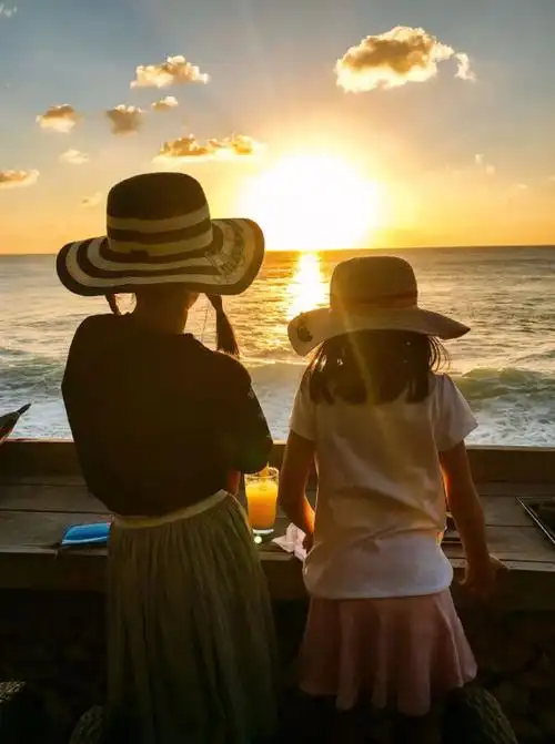 鲍蕾晒一家四口海边合照