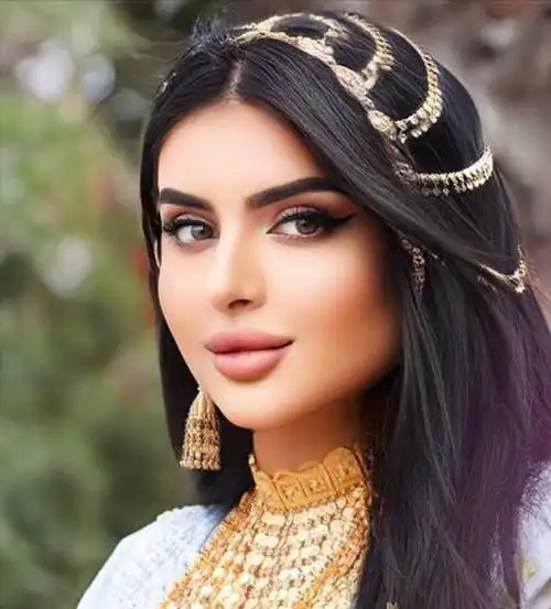 28岁迪拜公主玛哈拉脖子里挂满了黄金首饰还化着浓妆太美艳了