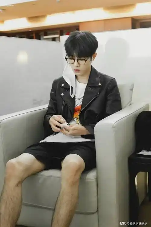 原创肖战商业大片全球出炉罕见露腿惊到众人网友带刺的玫瑰