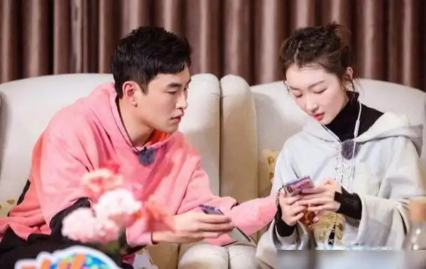 黄子韬坐姿太优雅而周冬雨太男孩子气,你们俩怎么回事