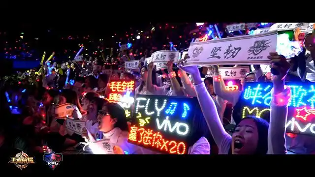 在赛场应援的粉丝们.