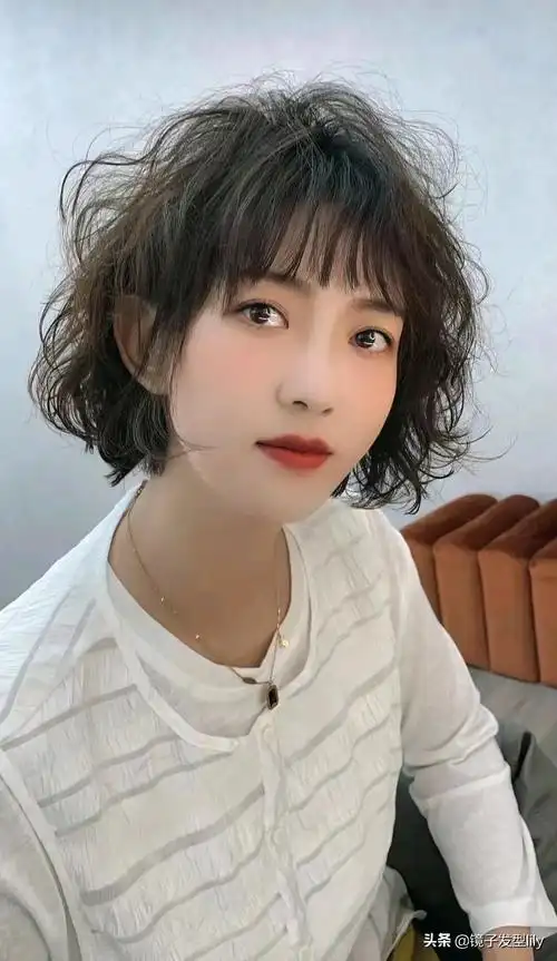 现在流行什么发型女的(女生今年流行什么发型)