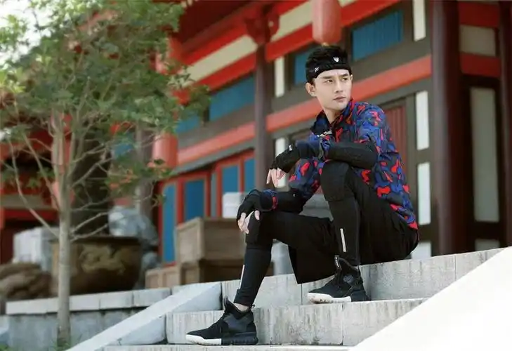 全员加速中靖王王凯登场体力吃不消吓得腿软