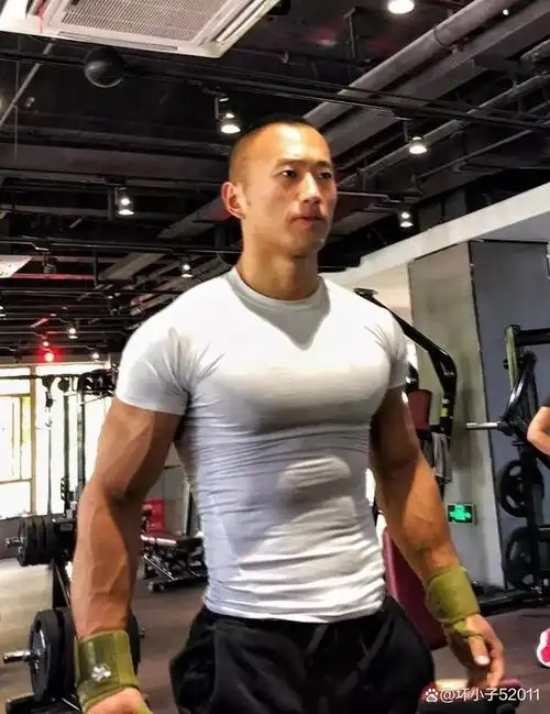 95肌肉小哥哥.腹毛又黑又壮……西装更怜人!