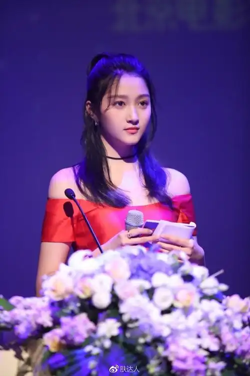 关晓彤双语主持,用8个字回应鹿晗的恋情,鹿晗选择她不是没有理由的