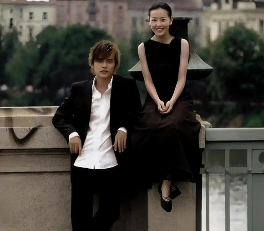 比如他24岁时发布的《你听得到》mv女主裴唯莹,当时只有15岁,来自四川