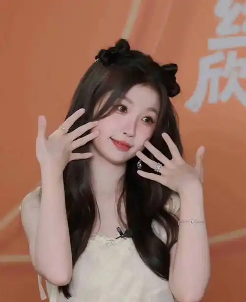 虞书欣蝴蝶结猫耳造型甜度超标!甜妹发型教程揭秘速学