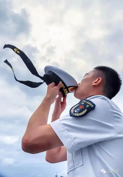 离别之际再吻一次挚爱的水兵帽.(来源:人民海军)