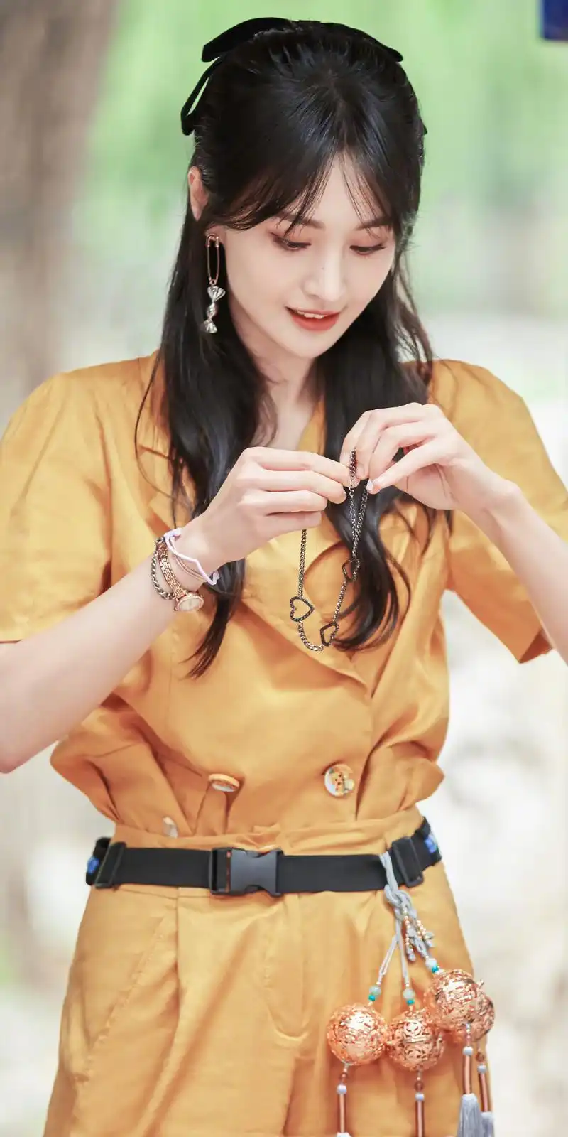 郑爽黄色连体工装穿搭,为酷暑带来一丝清爽之风,甜美可爱