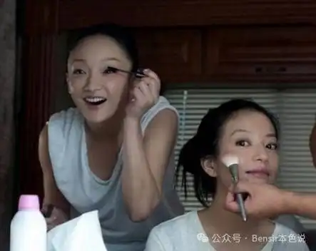 周迅路人缘崩塌,赵薇又被股权冻结500万,大花为何走入穷途末路