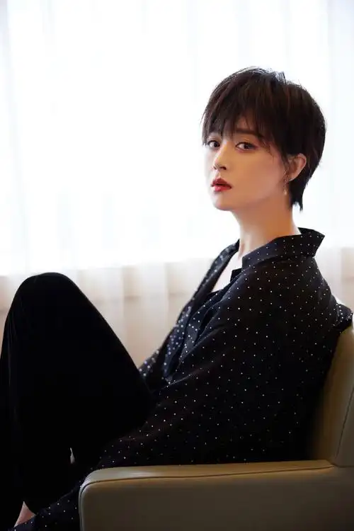 蒋欣短发造型女王气场魅力写真图片