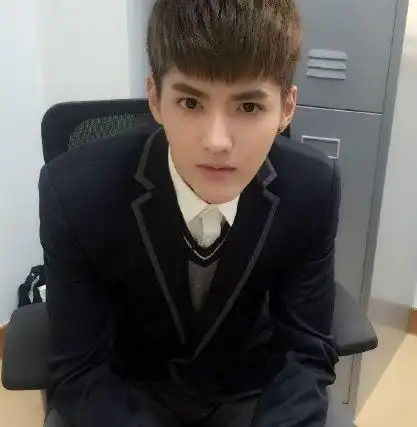 吴亦凡,大家心目中的大长腿男神,就连寸头都这么的帅,这颜值还知道是