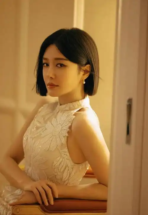 明星写真照女神秦岚气质成熟女人味十足波涛汹涌