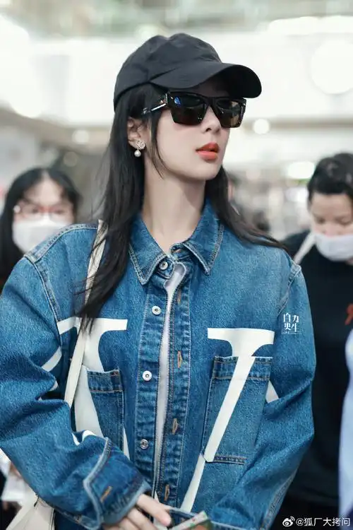 杨紫巴黎时装周出发机场路透##杨紫前往巴黎时装周