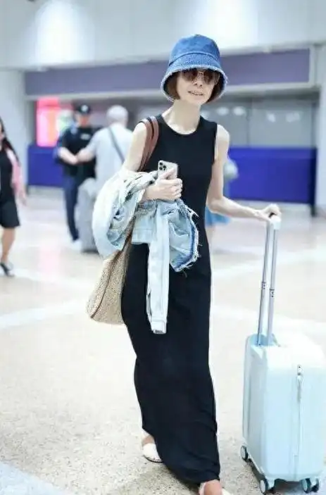 鲁豫暴涨20斤大变身!修身裙尽显曲线感,变美了像换个人