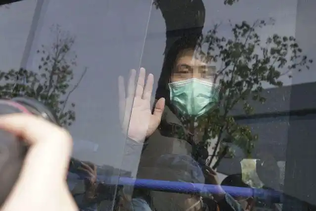 挥手告别,互道珍重疫情无情人有情希望出院的你带着爱和希望继续前行