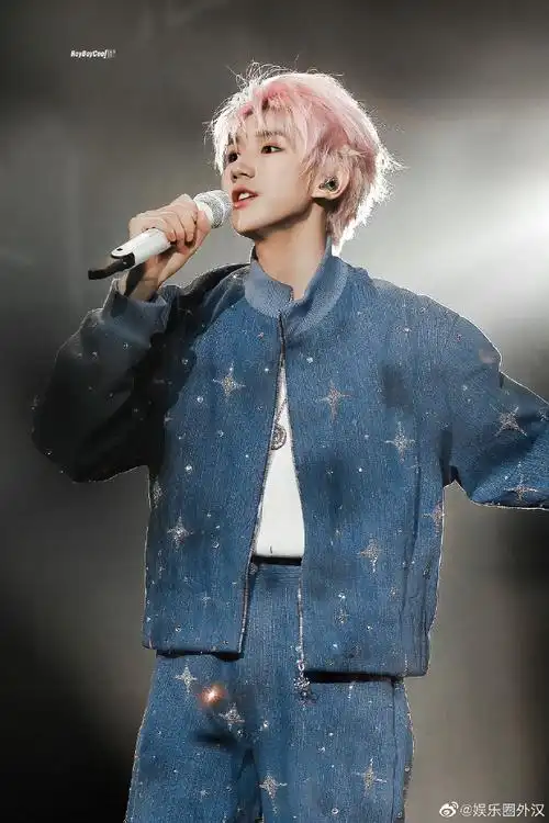 王源预告过了一个城市一个发色##王源下场演唱会是白发吗