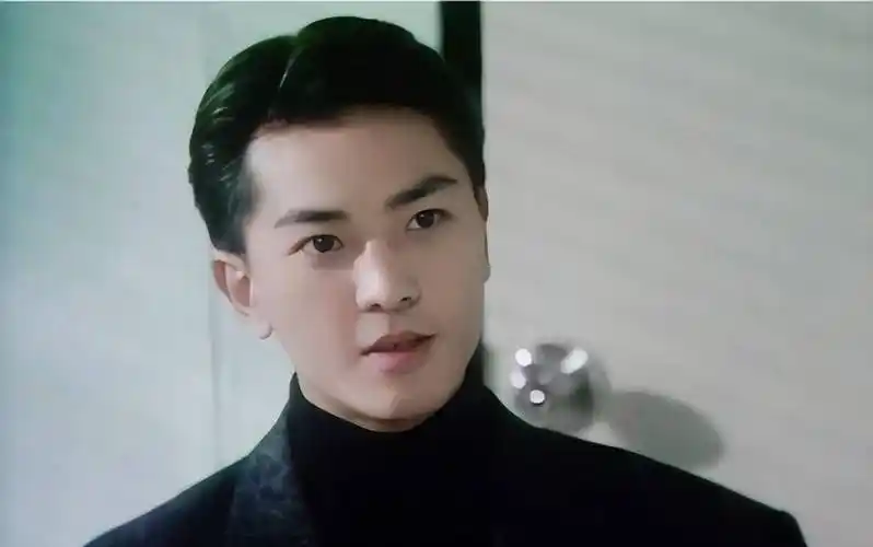 最后,圈妹还想说一位年轻的时候和现在反差最大的人,那就是张卫健