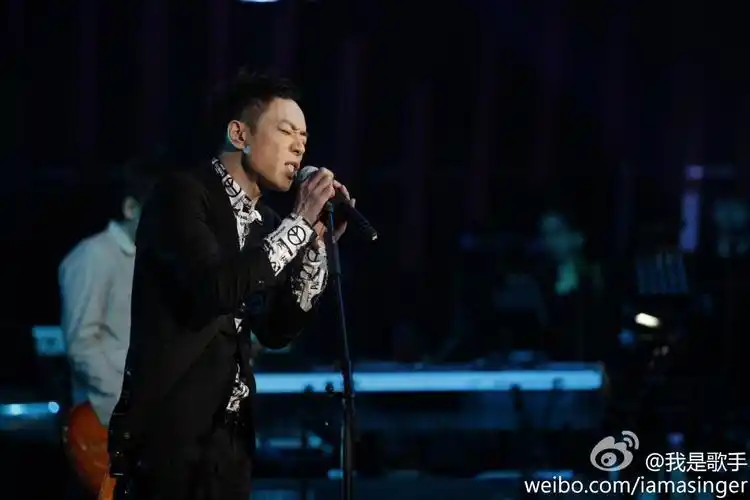 黄贯中西装帅气图片-1586 - 摇滚壁纸网