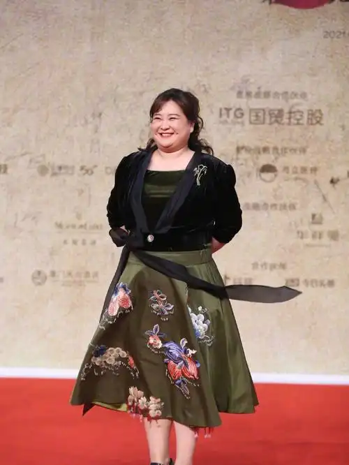 贾玲金鸡奖的礼服颜值也太在线了吧