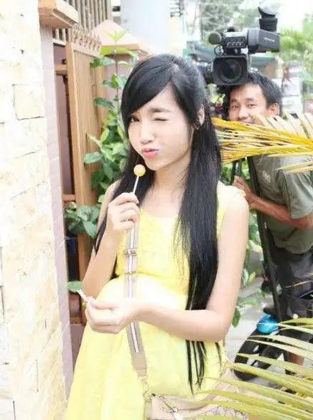 19岁中越混血模特走红曾因年龄过小遭非议