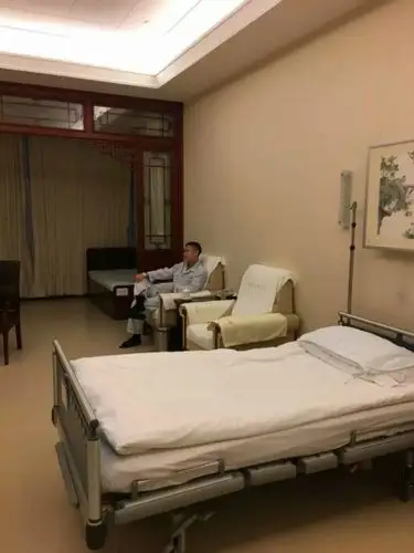 近日曹云金因健康问题入院做了一个小手术,而曹云金住院时的照片也