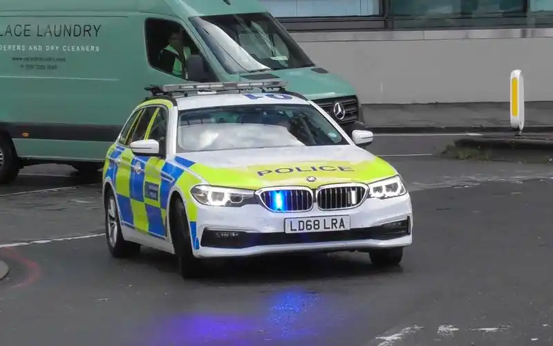 英国大都会警察宝马5系旅行版警车出警