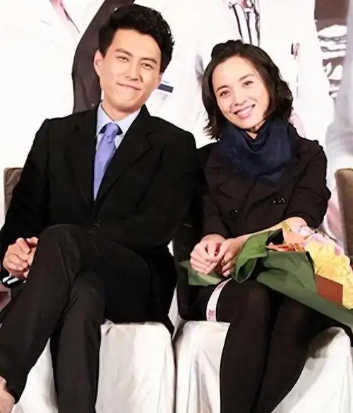 李佳在家里聚会,素颜露额头自然又大方,靳东攀女生不怕妻子吃醋