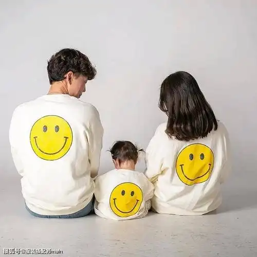 换上笑脸卫衣,妈妈还给小姑娘扎了个辫子,萌娃背影都显得可可爱爱,让